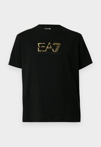 Fekete rövid ujjú póló, arany EA7 Emporio Armani logóval a mellkas közepén, egyszerű fehér háttér előtt.