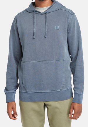 Sudadera con capucha en suave tejido azul desgastado. Cuenta con un bolsillo tipo canguro y puños y bajo acanalados para un ajuste cómodo. Detalle de marca simple.