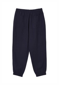 Pantalons en coton bleu marine avec une taille élastique, deux poches arrière et des poignets froncés aux chevilles. Texture douce et lisse.