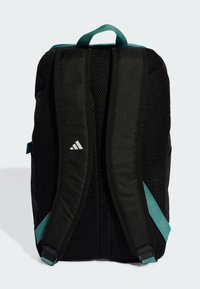 Schwarzer Rucksack mit gepolstertem, atmungsaktivem Rücken und verstellbaren tealfarbenen Trägern, der ein weißes Adidas-Logo an einem Schulterträger aufweist.