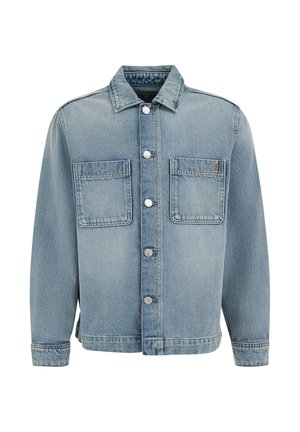 Chaqueta de mezclilla azul claro con cierre de botones en el frente, dos bolsillos parche en el pecho, cuello y mangas largas.