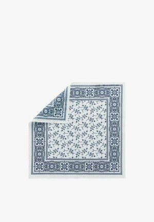 Witte vierkante doek met marineblauwe bloem- en geometrische randpatronen, hoek omgevouwen om het omgekeerde ontwerp aan de onderkant te laten zien.
