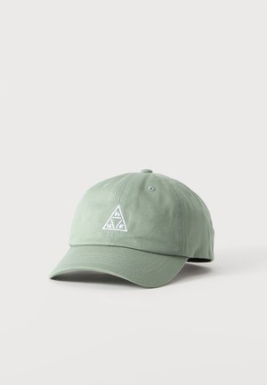 Casquette de baseball vert clair avec visière courbée, ornée d'un logo triangle blanc brodé sur le devant, présentée sur un fond uni.