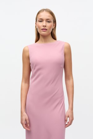 Różowa sukienka bez rękawów z dekoltem w kształcie łódki, wykonana z gładkiej tkaniny, dopasowanym krojem i minimalistycznym stylem, ukazująca miękką fakturę.