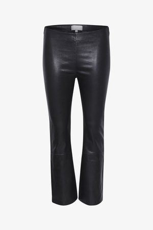 Sorte læderbukser med tæt pasform, høj talje og flagrende kant. Glat tekstur med en let glans, designet til en tætsiddende silhuet.