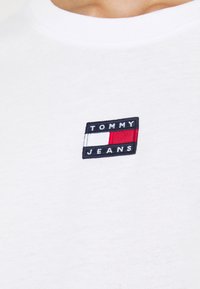 Tommy Jeans TOMMY CENTER BADGE TEE - Basic T-shirt - white