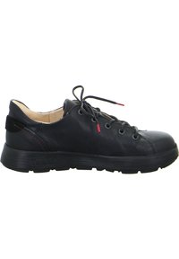 Schwarze Leder-Sneaker mit abgerundeter Zehe, Schnürdesign und strukturiertem Gummisohle; verfügt über rote Akzente und gepolsterten Fersenbereich.