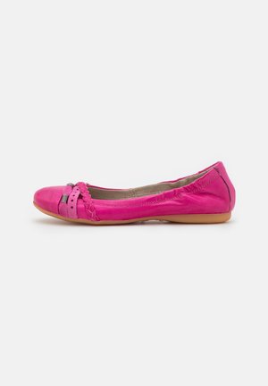 Ballerines en cuir rose avec un bout arrondi, ornées de détails tressés et d'un panneau arrière texturé sur une semelle en caoutchouc marron.