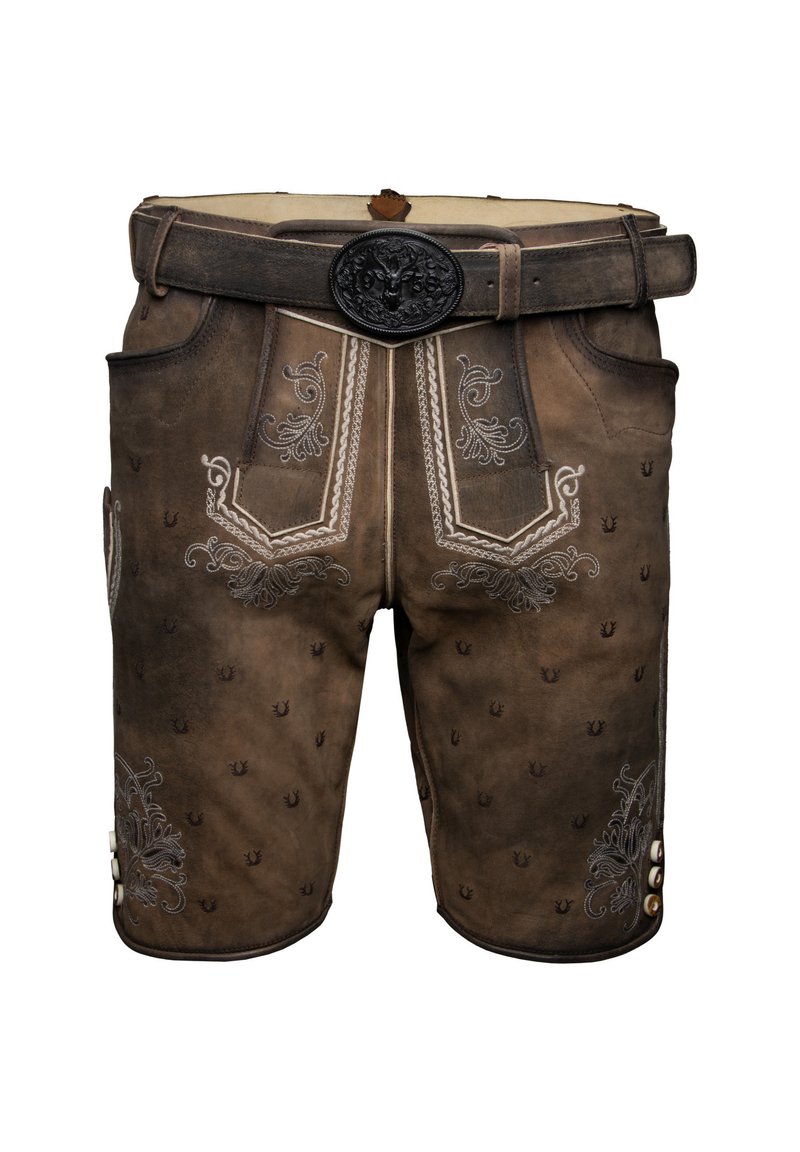 Des shorts en cuir marron présentent une broderie blanche complexe, des coutures décoratives et un design à motifs. Ils incluent une ceinture noire avec une boucle circulaire.