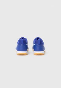 Blaue Sportschuhe mit einem glatten synthetischen Obermaterial, weißen Akzenten, gepolstertem Kragen und einer Gummisohle. Verstellbarer Schnürverschluss.