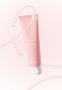 Różowa tubka PDRN Pink Hyaluronic Moisturizing Cream z białą nakrętką. Teksturowana opaska na górze, zawierająca szczegóły dotyczące produktu w białym kolorze.
