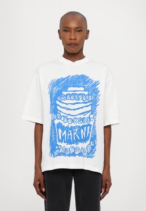 T-shirt bianca in cotone con un design grafico blu di una torta a strati e la scritta "MARNI", con una vestibilità ampia e maniche corte.