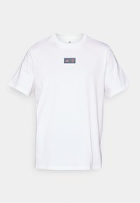 Hvit bomulls T-skjorte med rund hals. Har en rektangulær logo med rødt og blått design på brystet. Korte ermer. Standard passform.