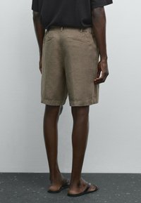Massimo Dutti WORN EFFECT BERMUDA - Shorts - sand