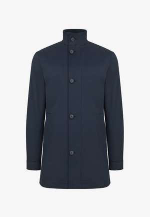Granatowy, zapinany na guziki płaszcz z wysokim kołnierzem, z czterema guzikami z przodu i kieszeniami bocznymi, wykonany z gładkiego, trwałego materiału.
