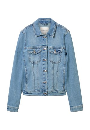 Veste en denim bleu clair avec des boutons argentés, deux poches poitrine et un col classique. Présente des coutures structurées et une coupe légèrement raccourcie.