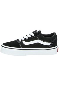 Sneaker bassa in suede nero con lacci bianchi, striscia laterale bianca e cuciture bianche a contrasto, dotata di suola in gomma bianca e accento del logo rosso.