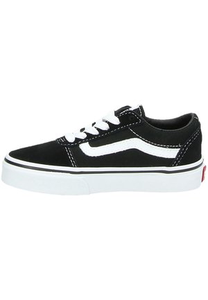 Zapatillas bajas de ante negro con cordones blancos, franjas laterales blancas y costuras blancas en contraste, que presentan una suela de goma blanca y un acento de logo rojo.