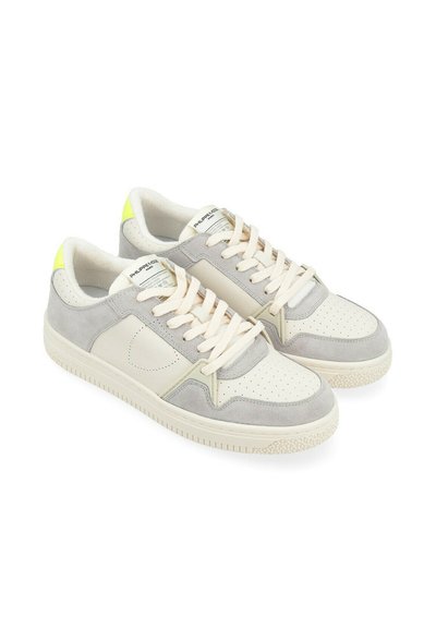 Sneaker bianche e grigie realizzate con materiali in suede e pelle, dotate di perforazioni, lacci color crema e accenti giallo brillante nel tallone.