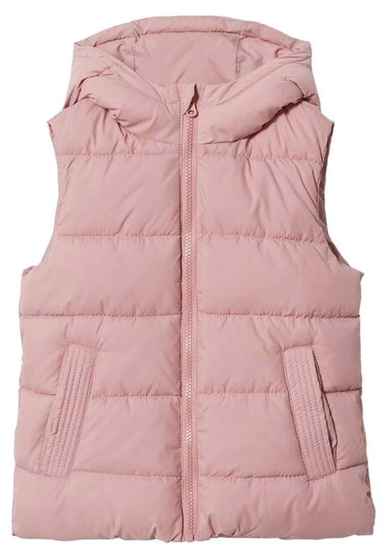 Světle růžová vyp padded vesta s předním zipem, kapucí a ribbovanými kapsami. Hladký povrch s vodorovným prošíváním po celém povrchu.