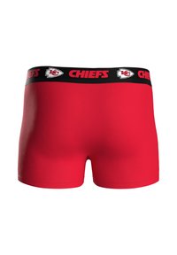 Boxer rossi con elastico nero in vita con la scritta "CHIEFS" e un logo. Tessuto liscio con vestibilità aderente.