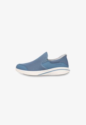 Zapatilla deportiva azul claro sin cordones con parte superior de malla, suela acolchada blanca y tacón bajo, diseñada para uso casual.