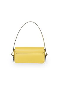 Żółta skórzana torba na ramię o smukłym, prostokątnym kształcie, z klapą złożoną na zakładkę i cienkim metalowym paskiem. Minimalistyczny design z subtelnym logotypem.