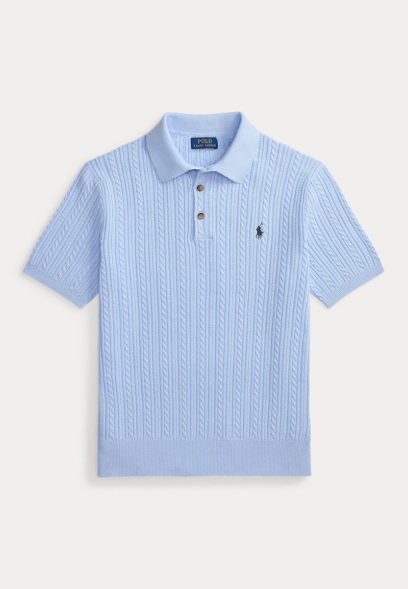 Polo bleu clair à manches courtes en maille torsadée avec deux boutons marron et un petit logo noir brodé sur la poitrine.