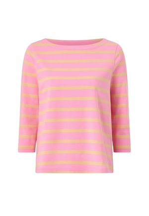 Roze shirt met lange mouwen, zachte gele horizontale strepen en een ronde hals.