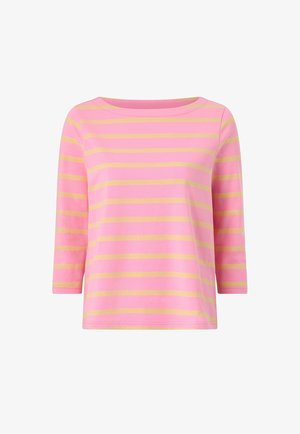 Roze shirt met lange mouwen, zachte gele horizontale strepen en een ronde hals.