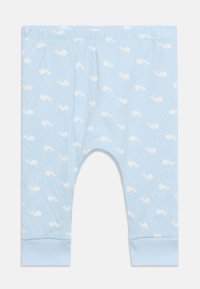 Ανοιχτό μπλε βρεφικά κολάν με μοτίβο λευκής φάλαινας και ριμπ μανσέτες, απλωμένα επίπεδα πάνω σε λευκό φόντο.