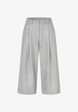 Jasnoszare spodnie o szerokich nogawkach do połowy łydki z szlufkami na pasek, plisami z przodu i wysokim stanem, pokazane na białym tle.