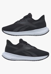 Zapatillas deportivas negras con parte superior de malla transpirable, acentos oscuros contrastantes, suela ligera y detalles texturizados en los lados.