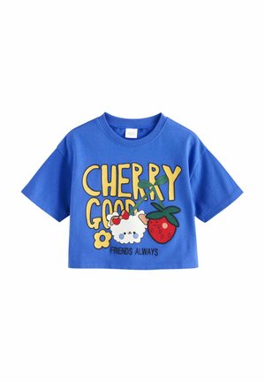 Blå kortærmet skjorte med gul tekst "CHERRY GOOD" og "FRIENDS ALWAYS," med tegneserie kirsebær, jordbær, blomst og hvid hund med rød sløjfe.