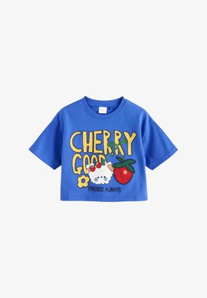 Blaues kurzärmeliges Hemd mit gelbem Text "CHERRY GOOD" und "FRIENDS ALWAYS", mit Zeichentrick-Kirsche, Erdbeere, Blume und weißem Hund mit roter Schleife.