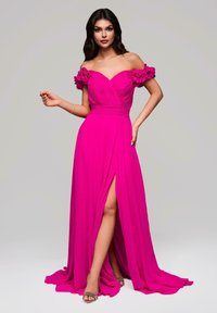 Fuksia off-the-shoulder mekko, jossa on ryppyinen yläosa, kukalliset yksityiskohdat hihoissa, sivutasku ja virtaava hame. Koristeltu kapealla vyötäröllä.