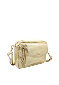 Sac bandoulière doré métallique avec une finition texturée, comprenant une poche avant à rabat, une fermeture éclair et une sangle réglable.