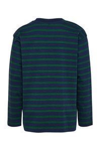 Marinblå och grönrandig långärmad tröja i mjuk bomull, med rundad hals och avslappnad passform, med jämna vågräta ränder.