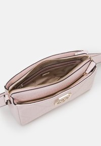 Borsa a tracolla rettangolare in morbido materiale rosa testurizzato. Dotata di una chiusura con zip dorata, doppie scompartimenti e fodera interna con motivo del logo.