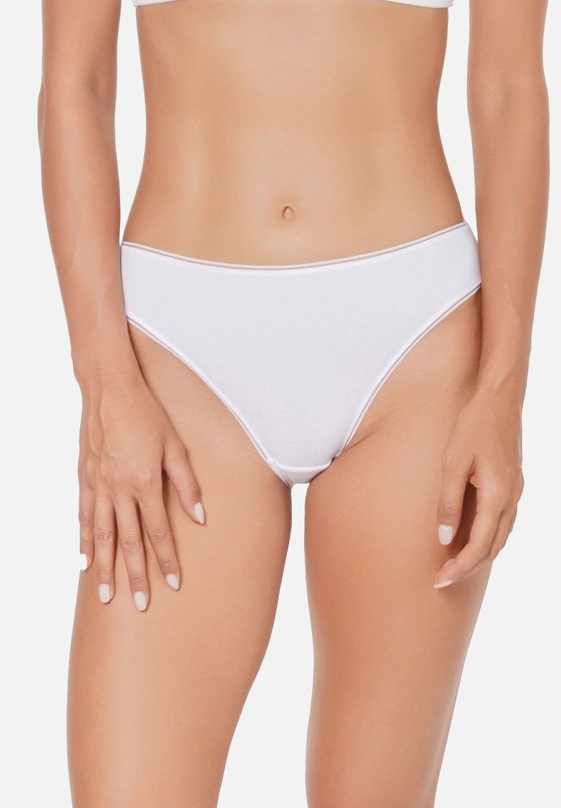 Culottes de bikini en coton blanc avec une texture lisse, taille mi-haute et couture contrastante autour de la taille et des ouvertures des jambes.