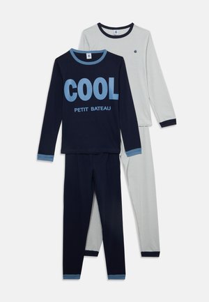 Dva kompleta pidžama s dugim rukavima, jedan tamnoplavi s tekstom "COOL PETIT BATEAU" svijetloplave boje, drugi svijetlosivi s tankim crnim prugama.
