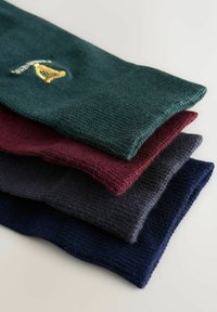 Strickkopfbänder in vier Farben: dunkelgrün, burgunderrot, dunkelgrau und marineblau. Jedes hat ein strukturiertes Muster und ist mit einer glatten Kante versehen.