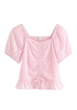 Lyserød bluse med puffede ærmer, firkantet udskæring, rynket front, delikat blomstret hulmønster, flæsekant og lille sløjfedetalje nederst midt på.