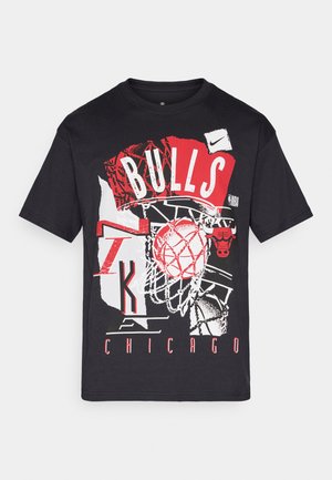 Zwart katoenen T-shirt met opvallende rode en witte grafische afbeeldingen, inclusief de tekst "BULLS", een basketbal en ontwerpen die verband houden met Chicago.