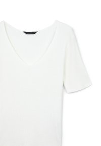 T-shirt bianco a costine con maniche corte e scollo a V, caratterizzato da una texture liscia e un marchio minimale sul colletto.