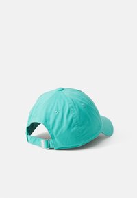 Türkiser Baumwoll-Baseballcap mit gebogenem Schirm, verstellbarem Riemen und genähten Belüftungslöchern. Strukturiertem Stoff und einem Knopf oben.