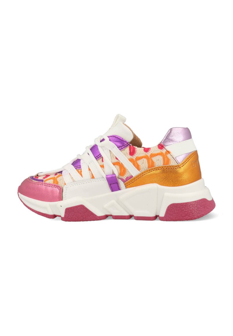 Kleurige sneaker met een oranje en roze patroon aan de bovenkant, paarse en gouden accenten, witte veters en een dikke, gestructureerde zool.