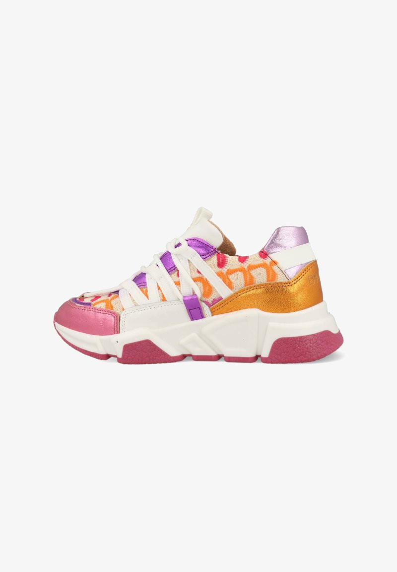 Kleurige sneaker met een oranje en roze patroon aan de bovenkant, paarse en gouden accenten, witte veters en een dikke, gestructureerde zool.