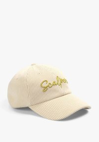 Beige corduroy kasket med en buet skygge, der har iøjnefaldende gule broderede bogstaver "Scalpers" på forsiden, teksturerede stofdetaljer.