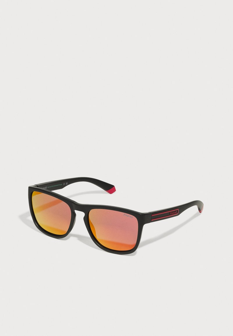 Ochelari de soare rectangulari negri cu lentile degrade portocalii. Textură mată pe rame, având dungi accent roșii pe laterale. Logo-ul Polaroid este vizibil.